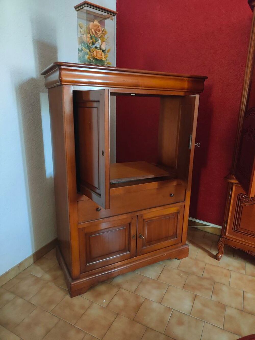 meuble de t&eacute;l&eacute; en merisier avec c&ocirc;t&eacute; ap&eacute;ro Photos/Video/TV