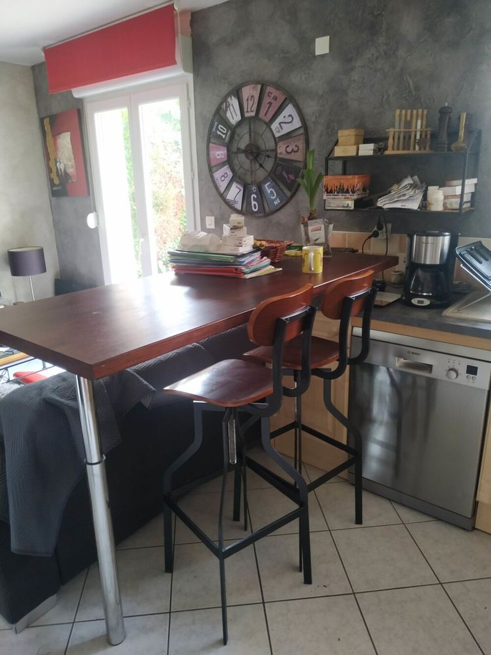 Cuisine avec &eacute;lectrom&eacute;nager . Electroménager