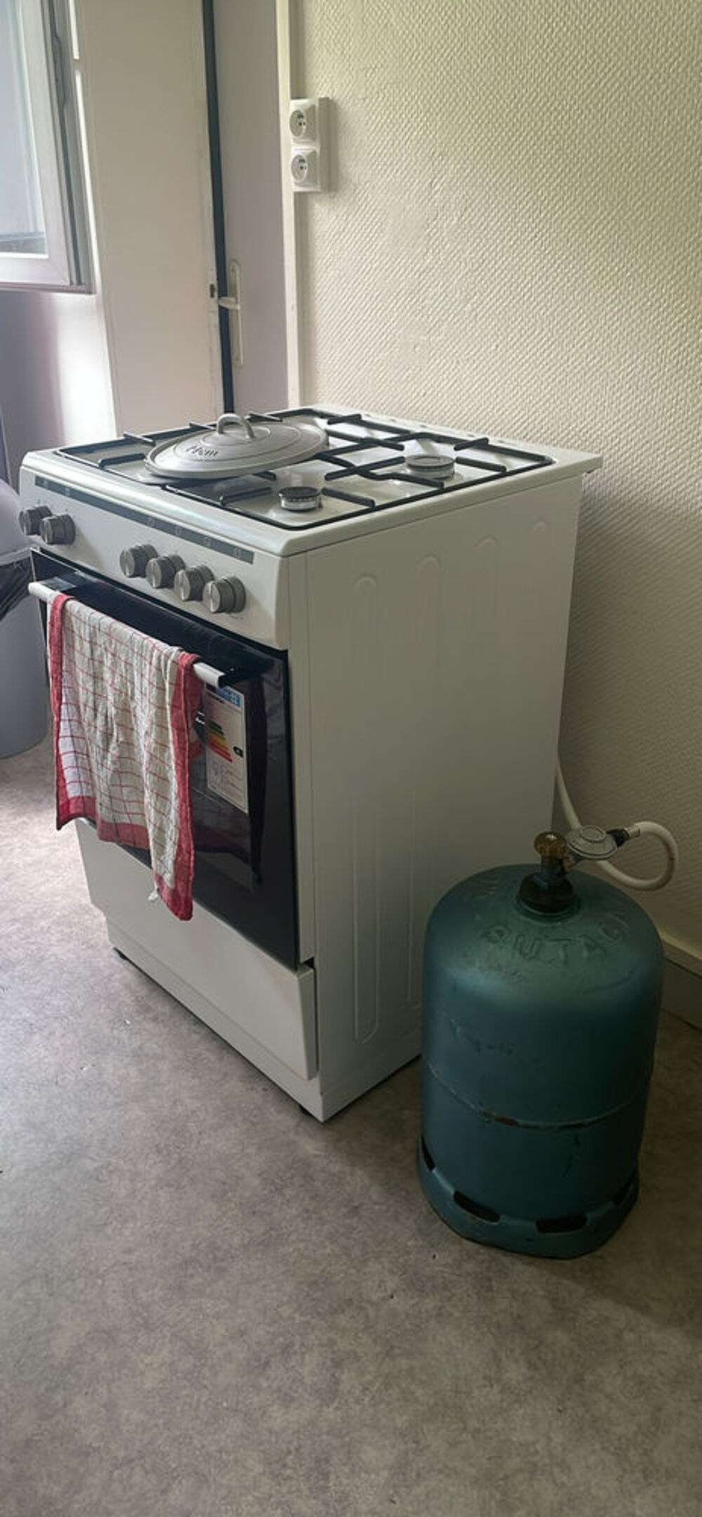 Frigo + Machine &agrave; laver + micro onde + lit Electroménager
