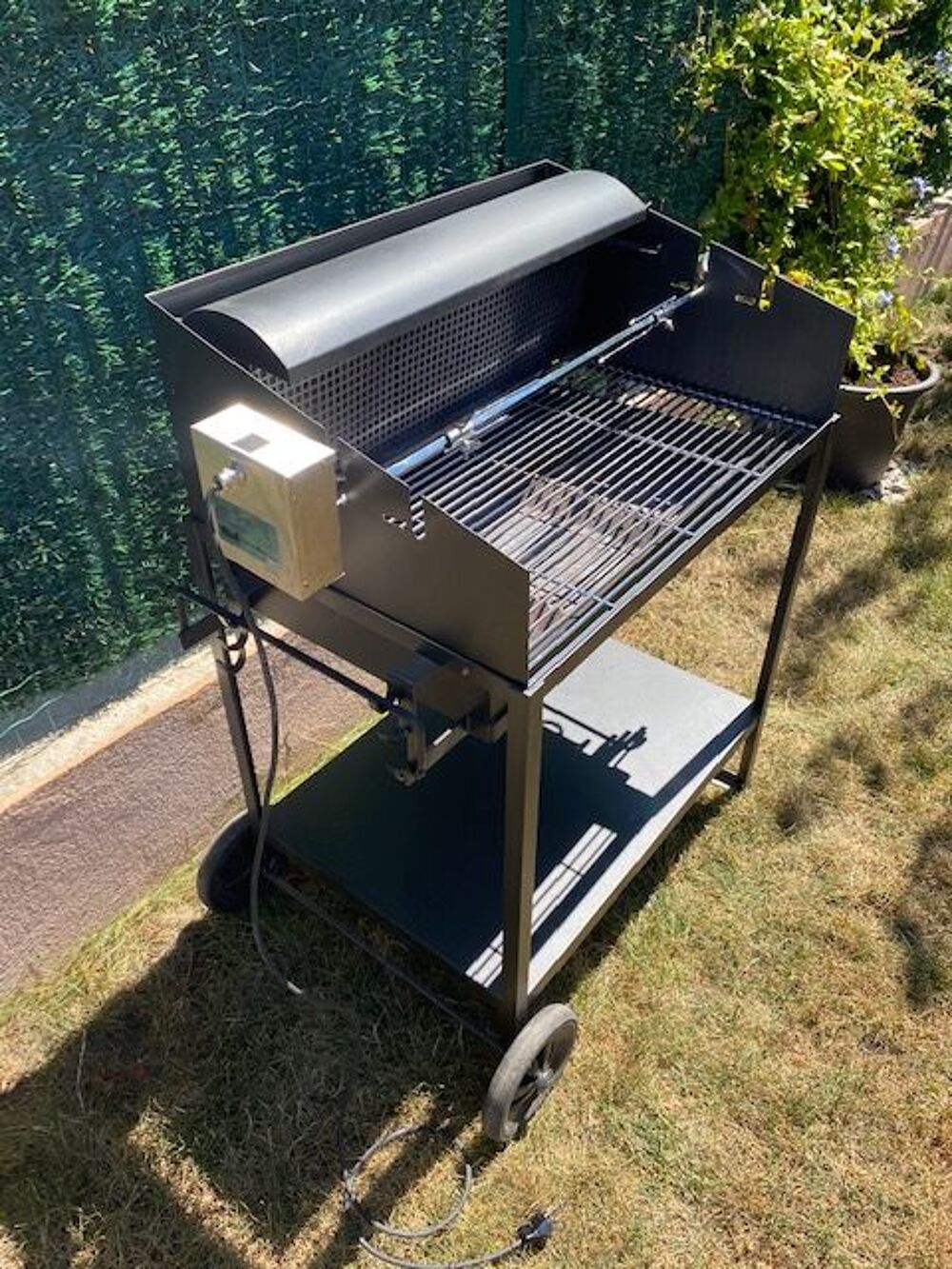 Barbecue charbon de bois tr&egrave;s peu utilis&eacute; Jardin