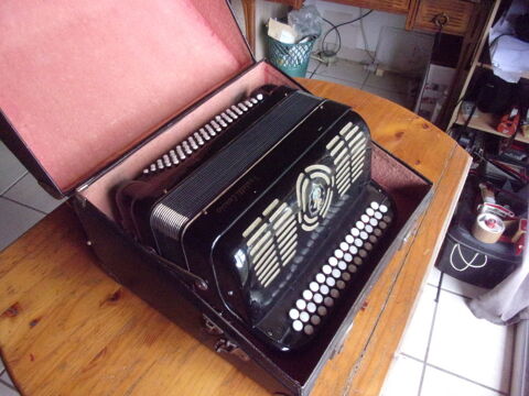 Accordon chromatique FRATELLI CROSIO Stradella 100 Lessard-en-Bresse (71)