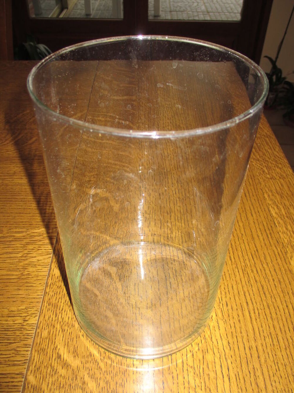 Globe ovale en verre ferm&eacute; d'un c&ocirc;t&eacute; Décoration