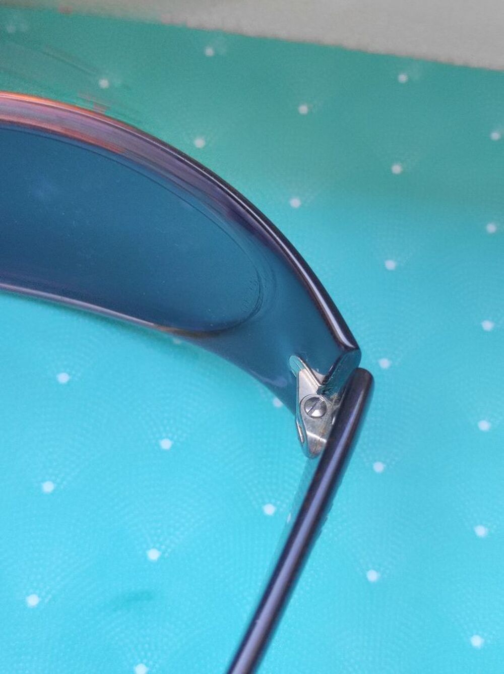 Magnifique paire de lunettes Vintage 
Chanel avec strass 