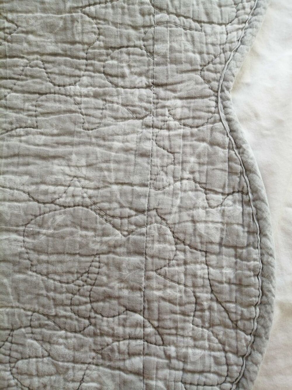 boutis carr&eacute; &agrave; fleurs taupe saumon 100% coton Décoration
