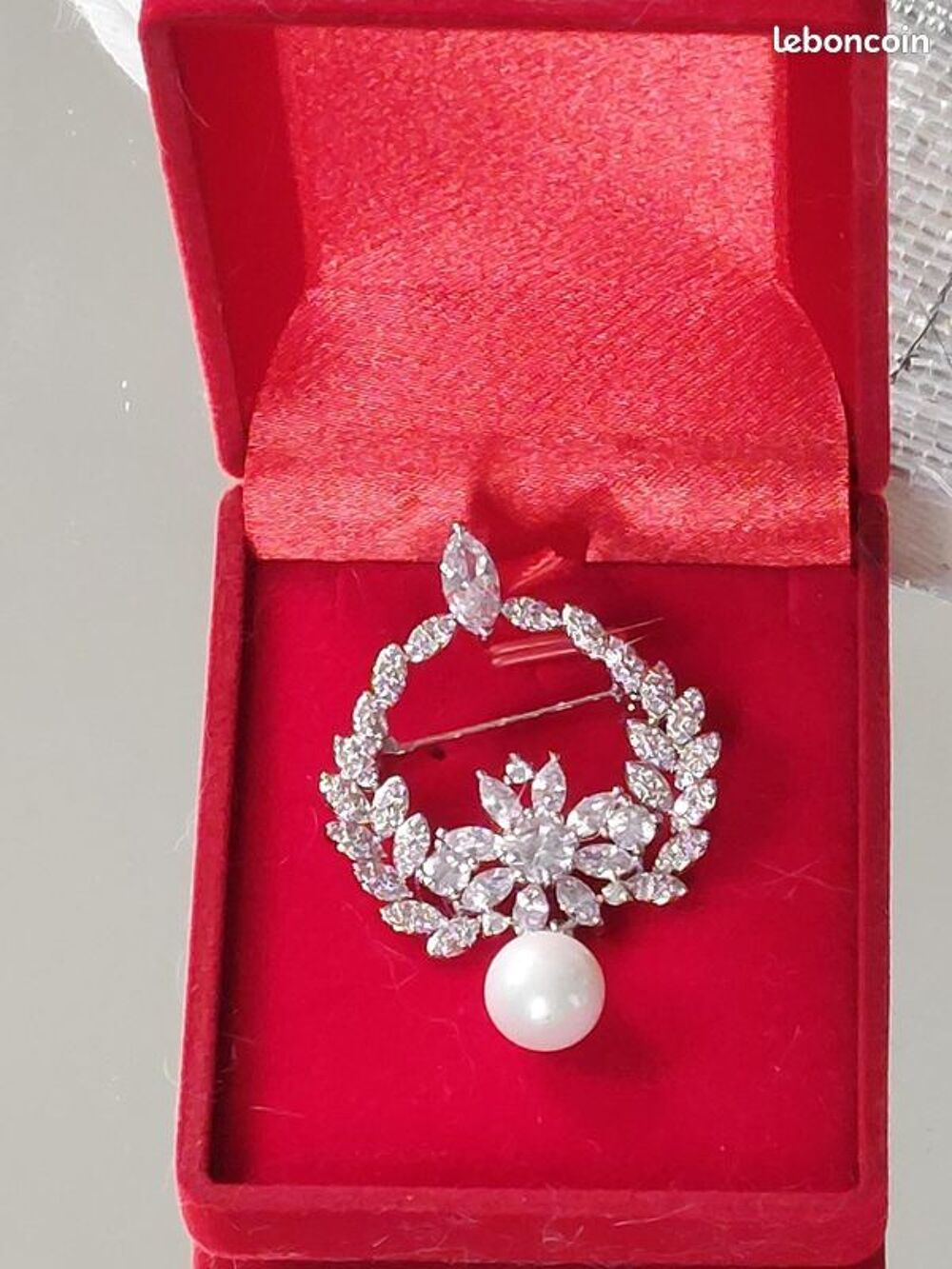 Broche en pierreries neuve Bijoux et montres