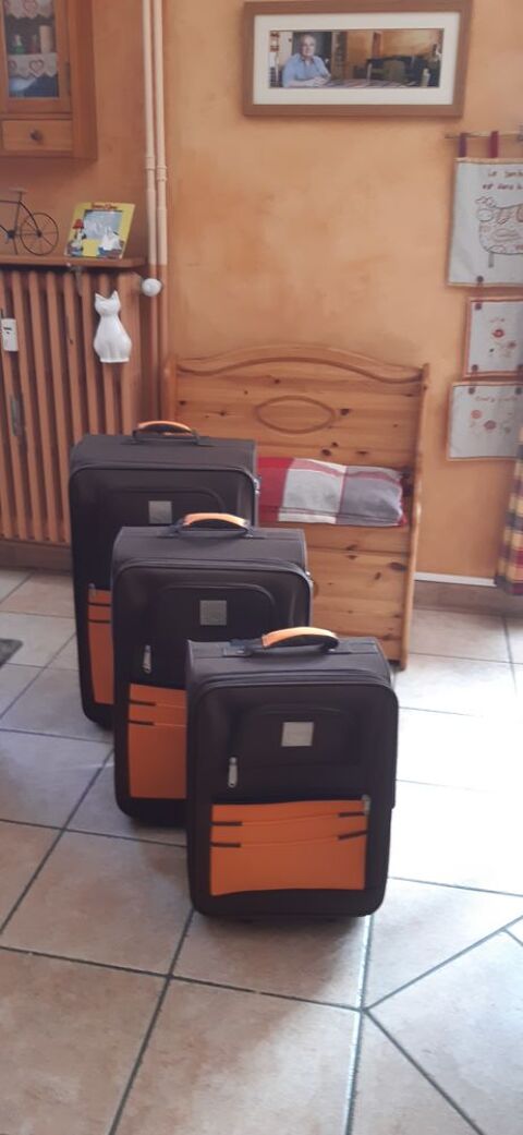 lot de 3 valises gigognes orange et marron 25 Modane (73)
