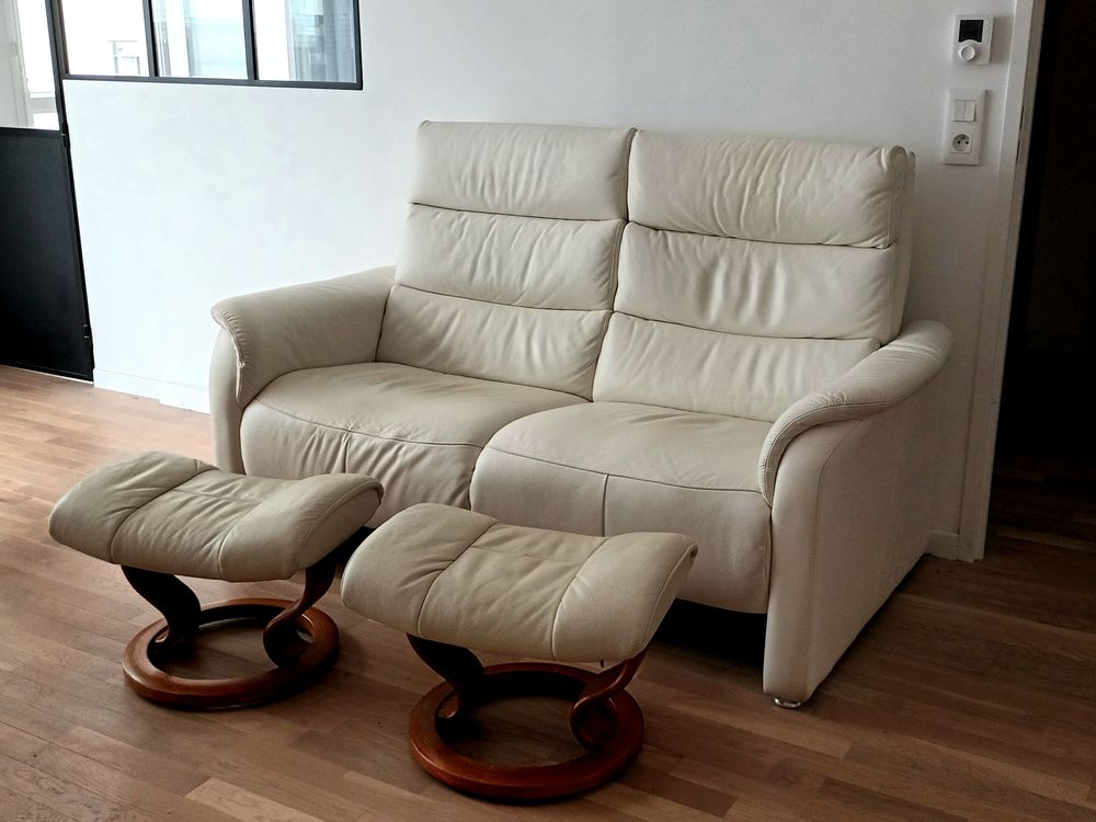 Canap&eacute; 2 places cuir blanc avec repose-pieds. Meubles