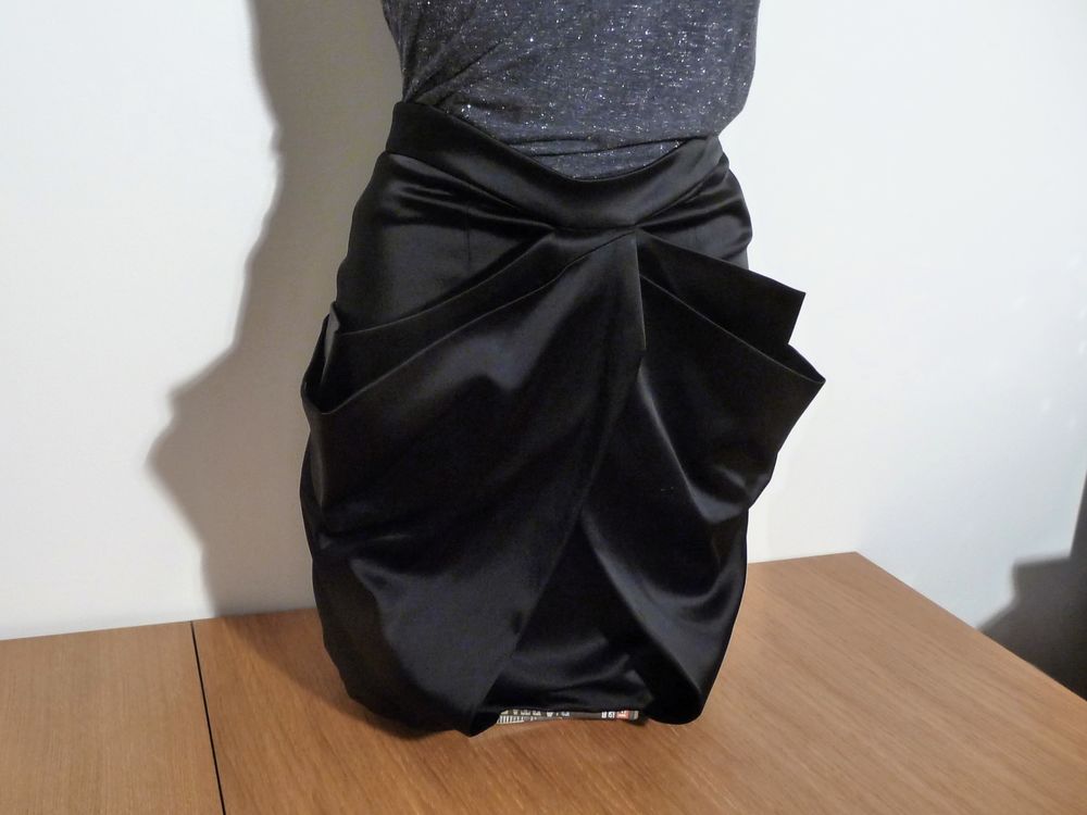 Jupe Noir &agrave; 2 Pans de chaque cot&eacute;- Taille 38- AnnaRita N Vêtements