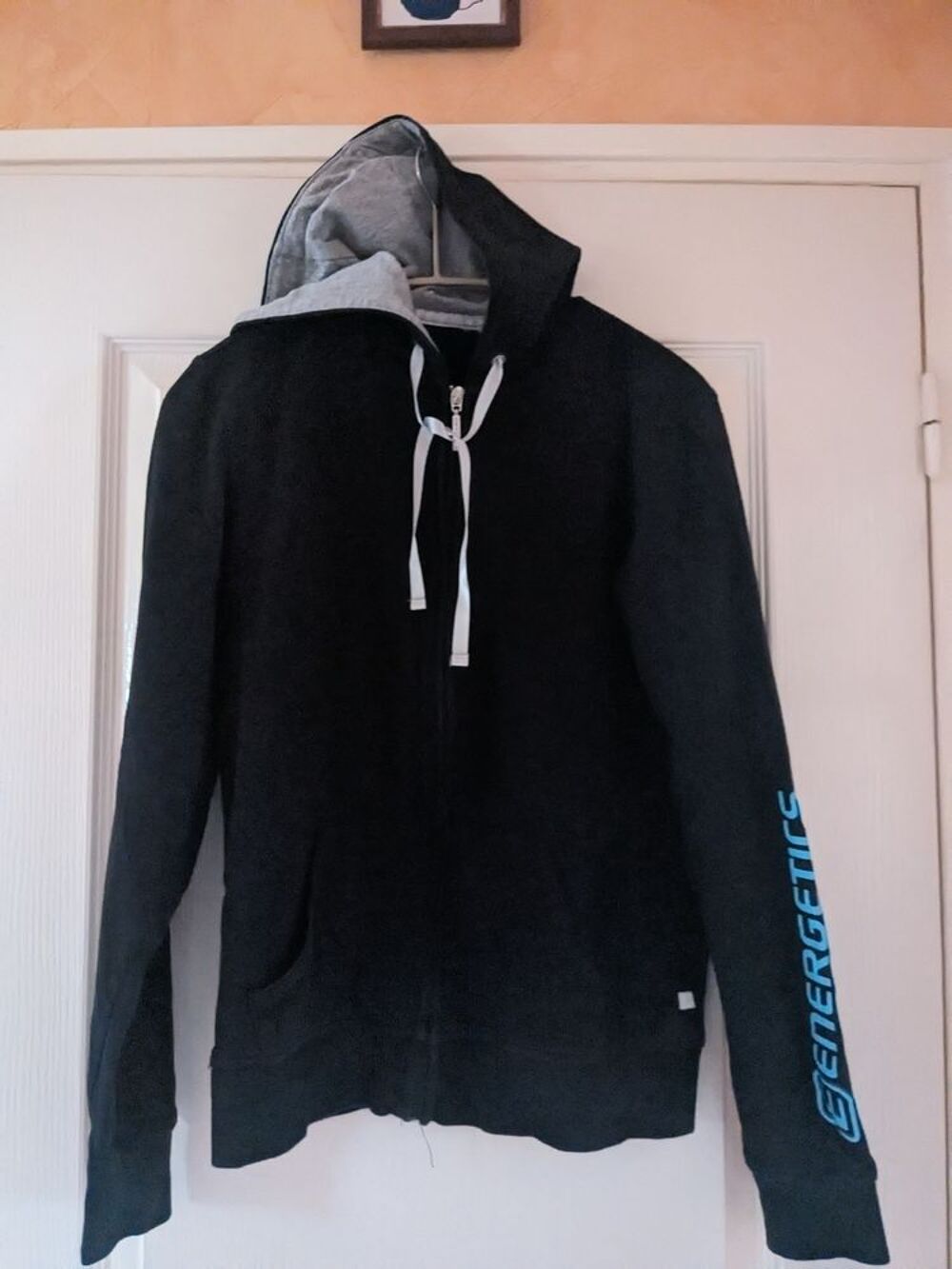 Veste &agrave; capuche style "sport" Vêtements
