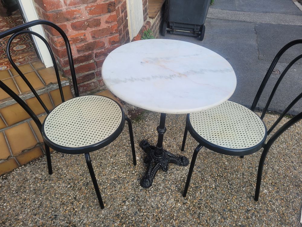 table bistrot plateau rond en marbre pied sculpt&eacute;e en fonte D�coration