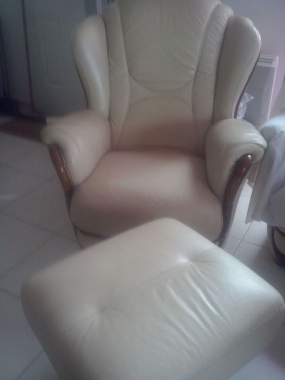 CANAPE ET 2 FAUTEUILS BEIGE EN CUIR ET 2 POUFS EN CUIR Meubles