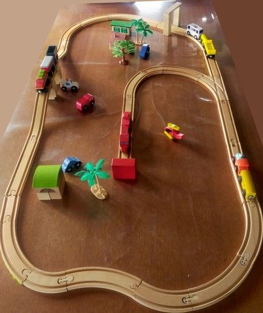 grand circuit en BOIS 62 pi&egrave;ces
Jeux / jouets