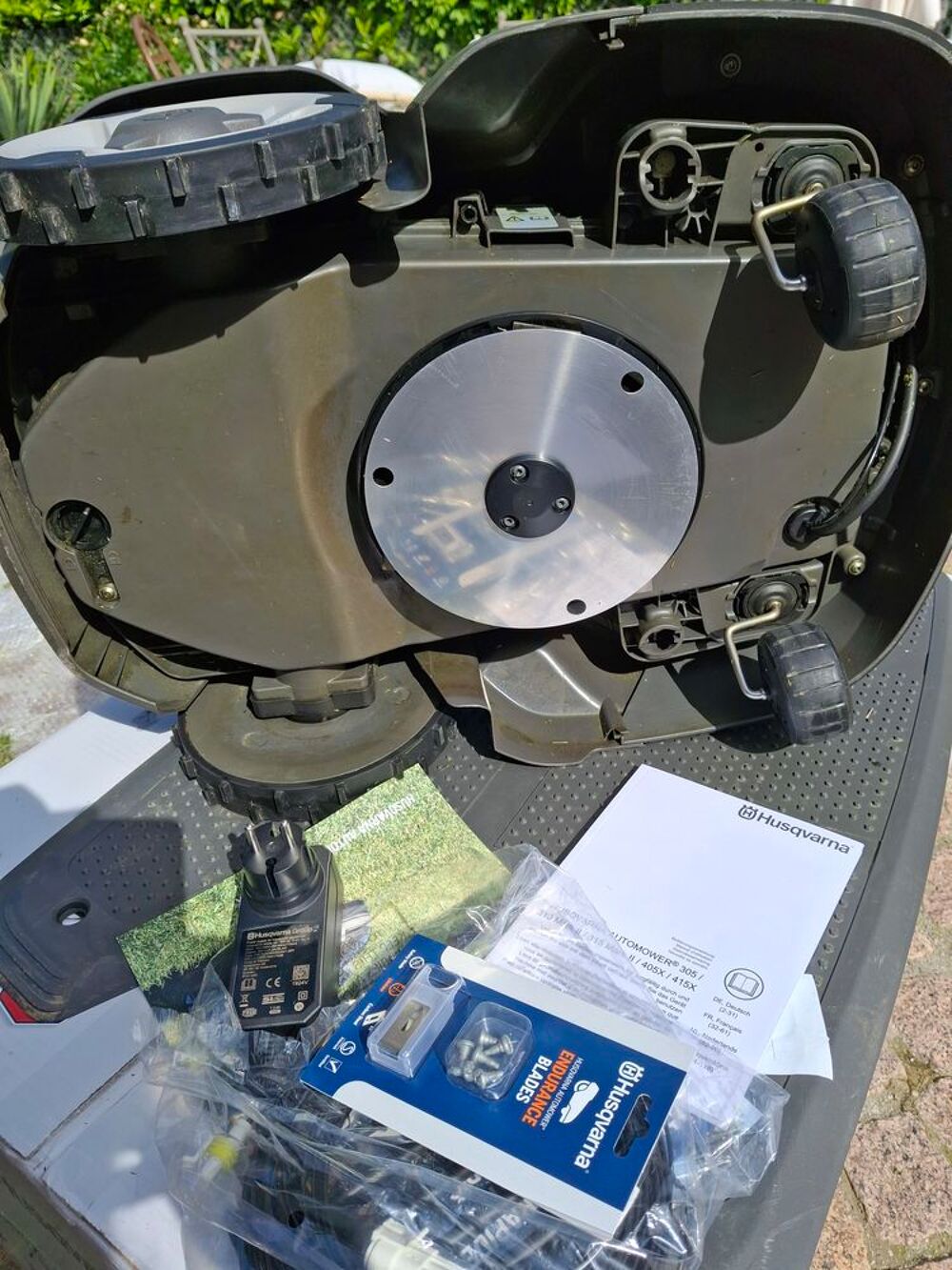 Tondeuse Robot Husqvarna 415X . Tr&egrave;s bon mod&egrave;le. Jardin
