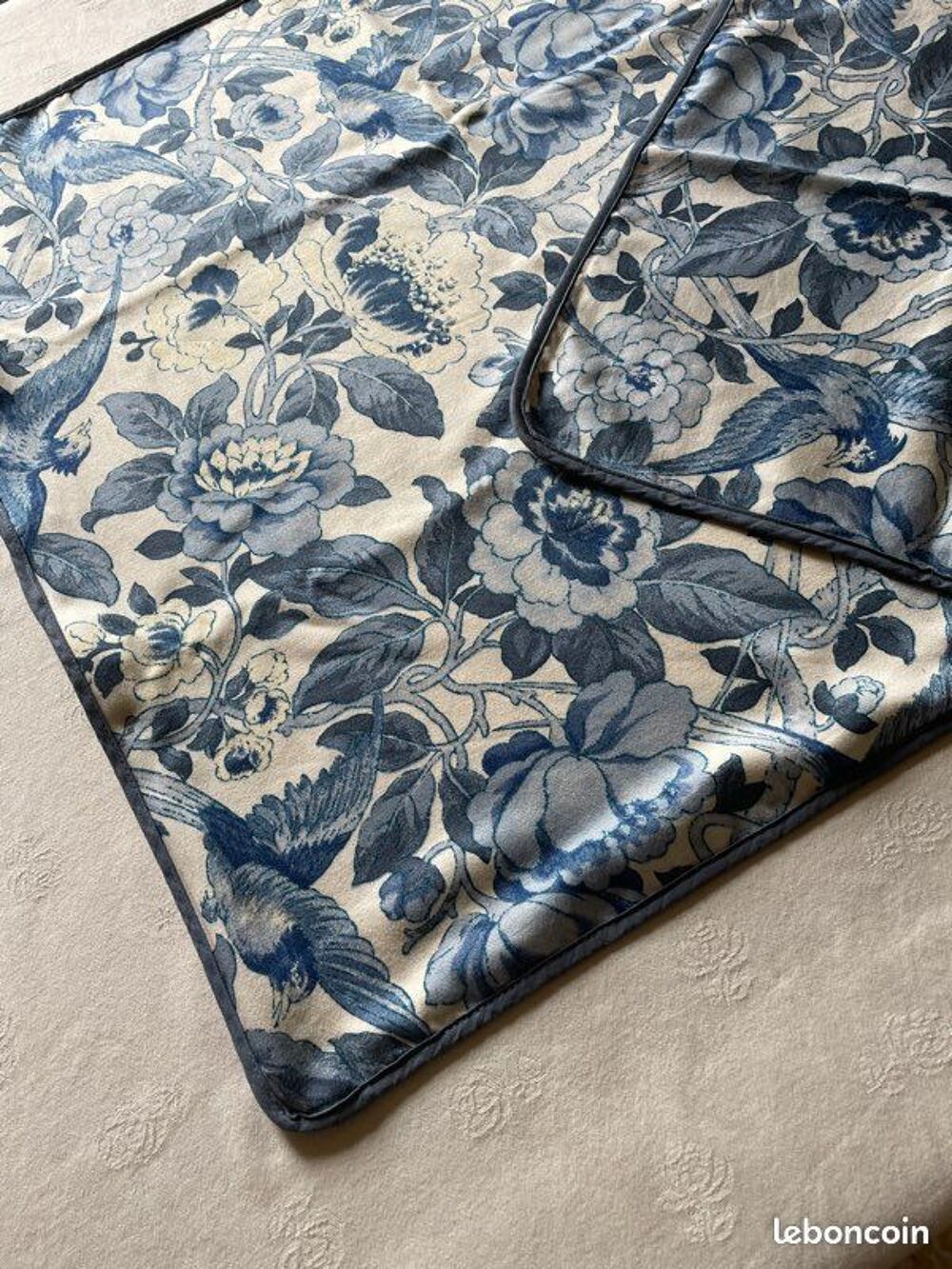 2 HOUSSES de COUSSIN de marque MADURA en tissu &agrave; fleurs Décoration