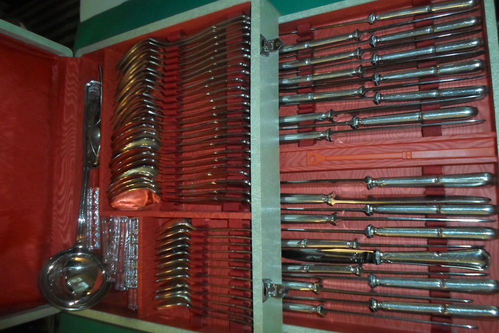 superbe menagere argent 61 couverts 
POINCON 84 +ECU CROI
Cuisine