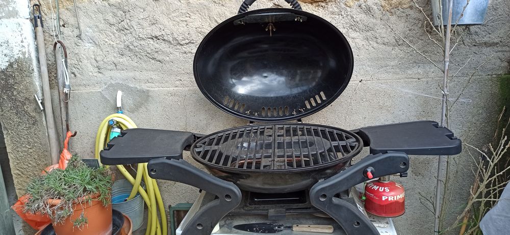 Barbecue quasi neuf. Jardin