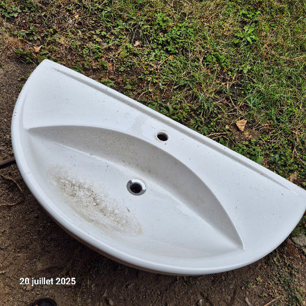 Un lavabo en c&eacute;ramique neuf 
1 Bricolage