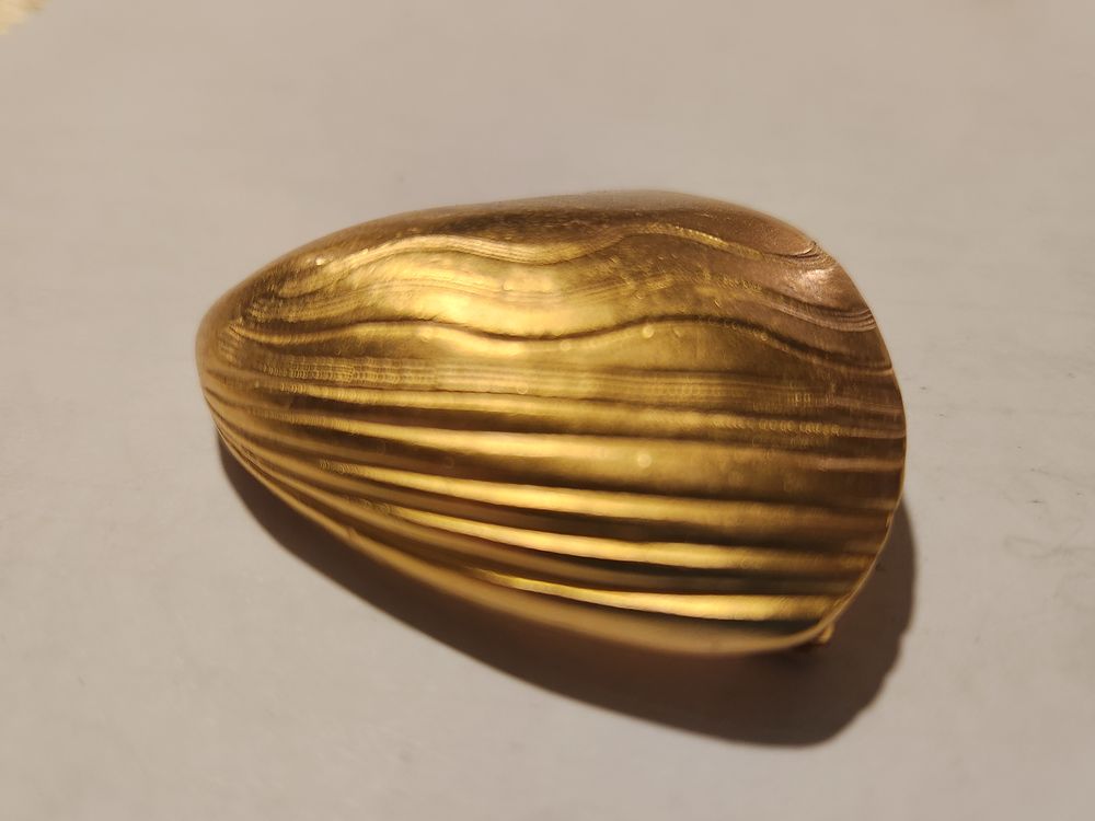 Broche Coquillage cisel&eacute; dor&eacute; ANTIGONA Bijoux et montres