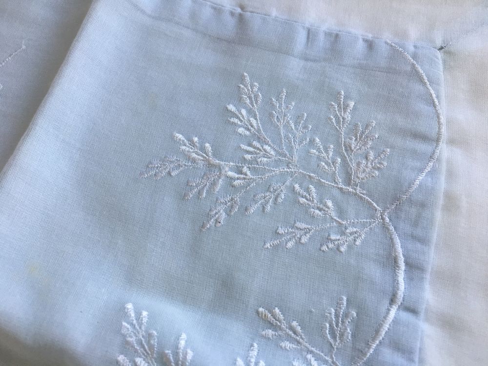 HOUSSE de COUSSIN bleue ciel et broderie blanche Décoration