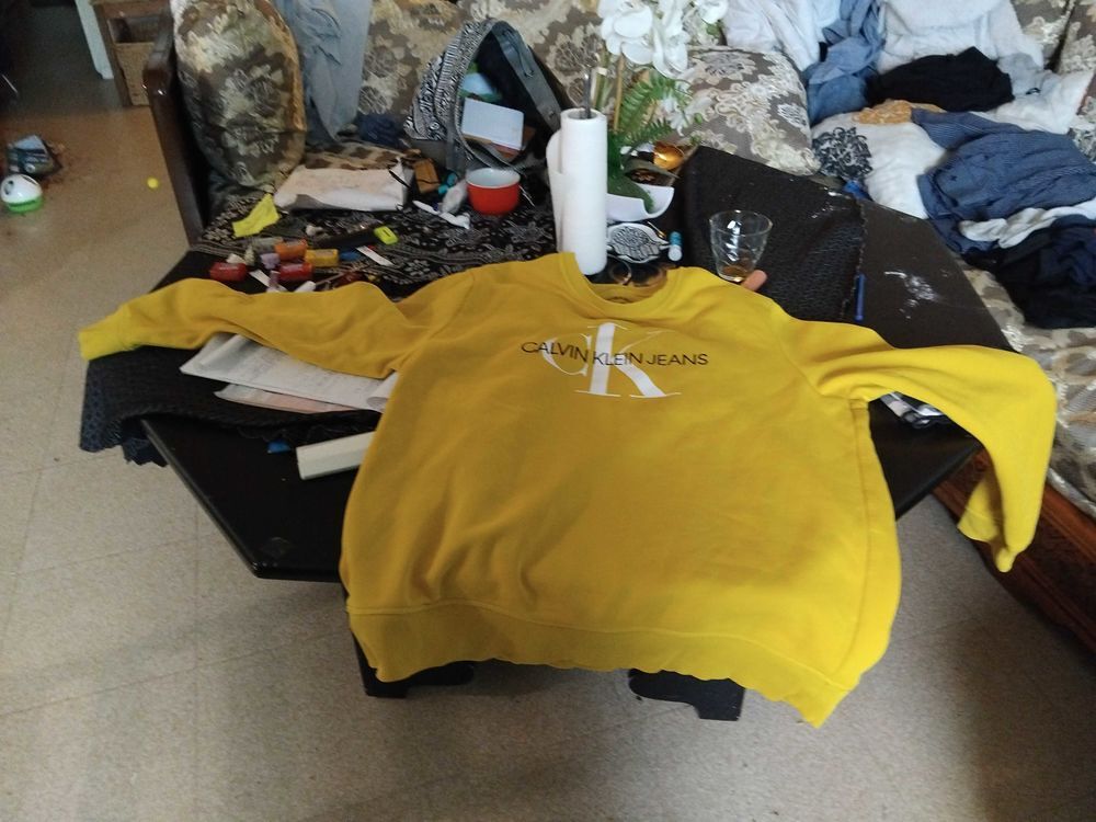 sweat. Calvin Klein jaune moutarde 