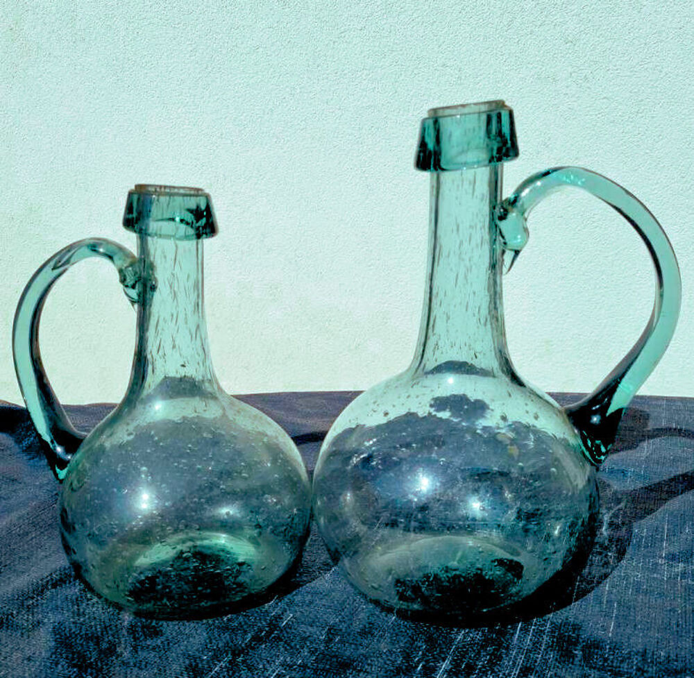 Duo de tr&egrave;s belles carafes en verre bull&eacute; vert. Comme neuf. Décoration