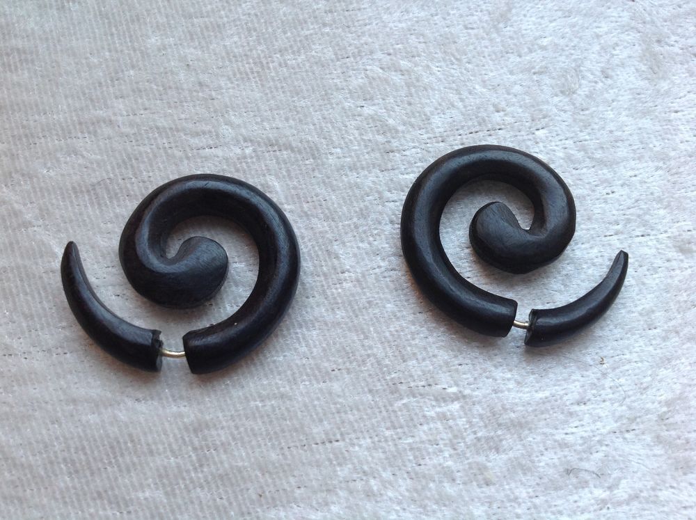 BOUCLES OREILLES FAUX PIERCING &Eacute;CARTEUR Envoi Possible
Bijoux et montres