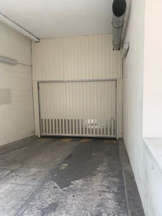  Parking / Garage � louer 15 m� Paris