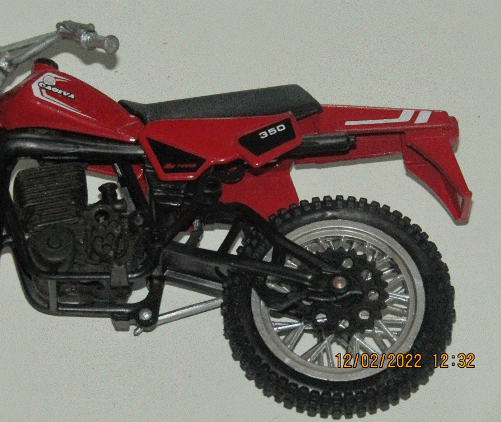 Moto Cagiva 350 minature au 1/12&egrave;me en excellent &eacute;tat Jeux / jouets
