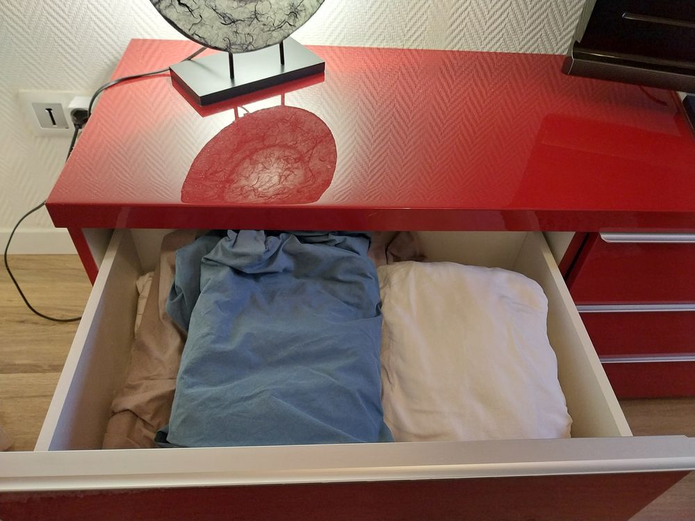 Meuble haut et bas moderne de couleur rouge laqu&eacute; Meubles