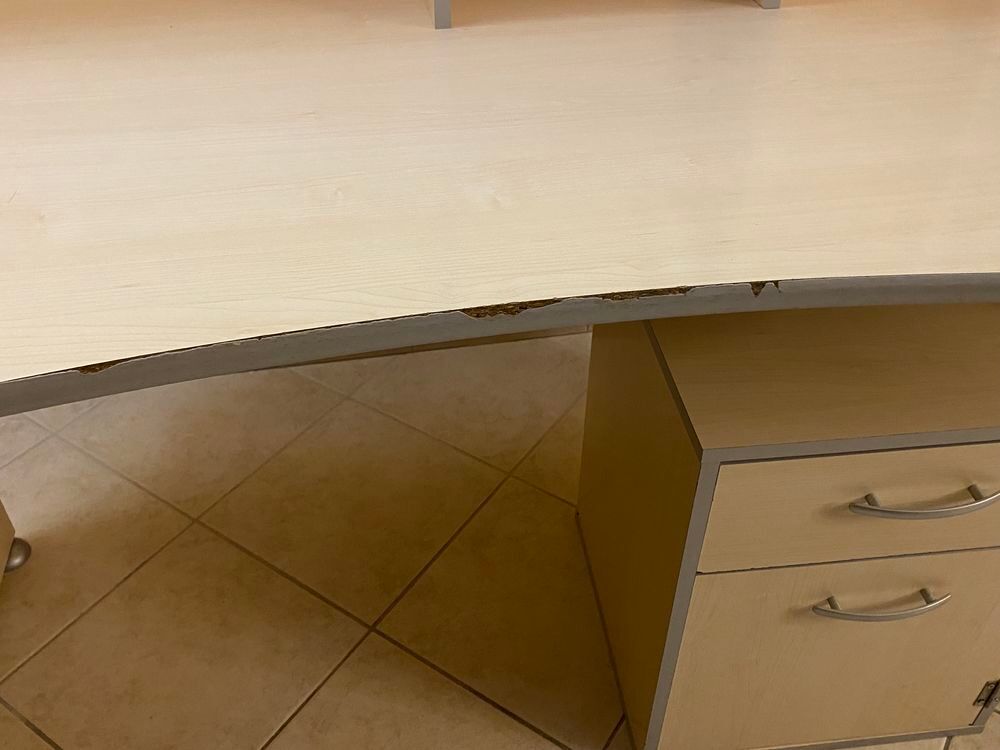 Bureau m&eacute;lamin&eacute; avec caisson et &eacute;tag&egrave;re assortis Meubles