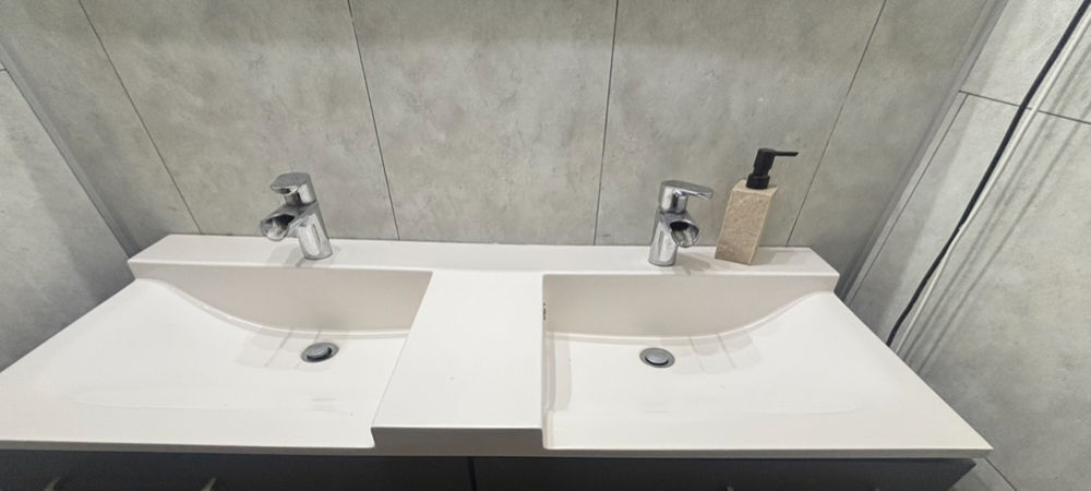 Ensemble lavabo double + miroir avec robinetterie 
Meubles