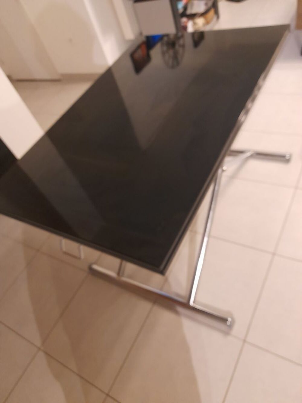 Table noire avec pieds en m&eacute;tal chrom&eacute; Meubles