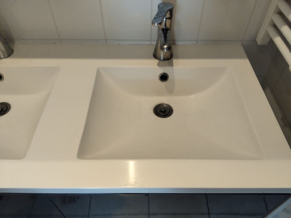 Double vasque et robinets Meubles