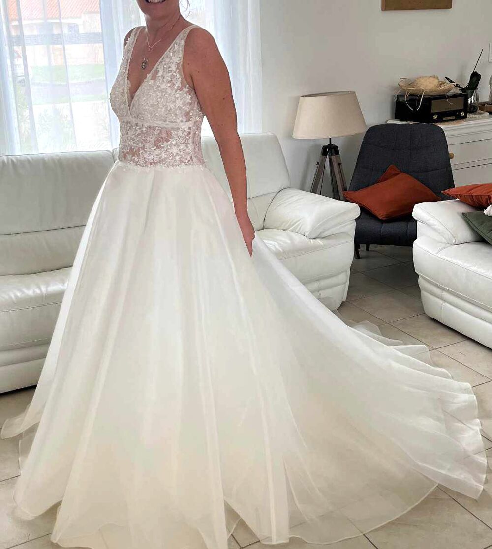 Robe de mari&eacute;e Cymbeline Taille 50 ( taille 44 ville ) . Vêtements
