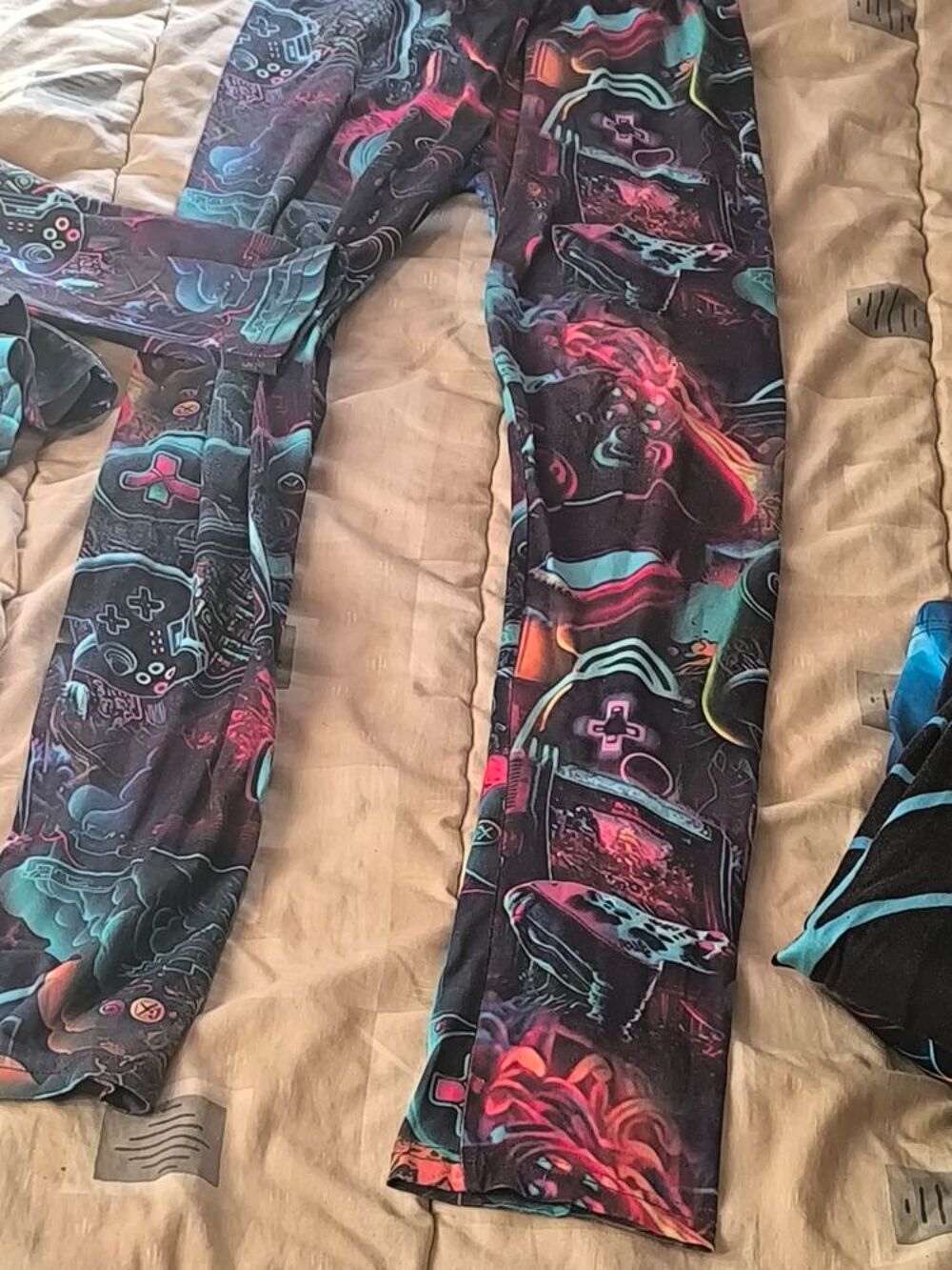 6€ deux ensembles pyjamas un peu us&eacute;s dont Vêtements enfants