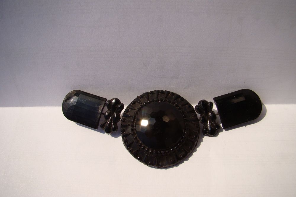 Applique / bijou de robe en jais - Epoque 1900
Bijoux et montres