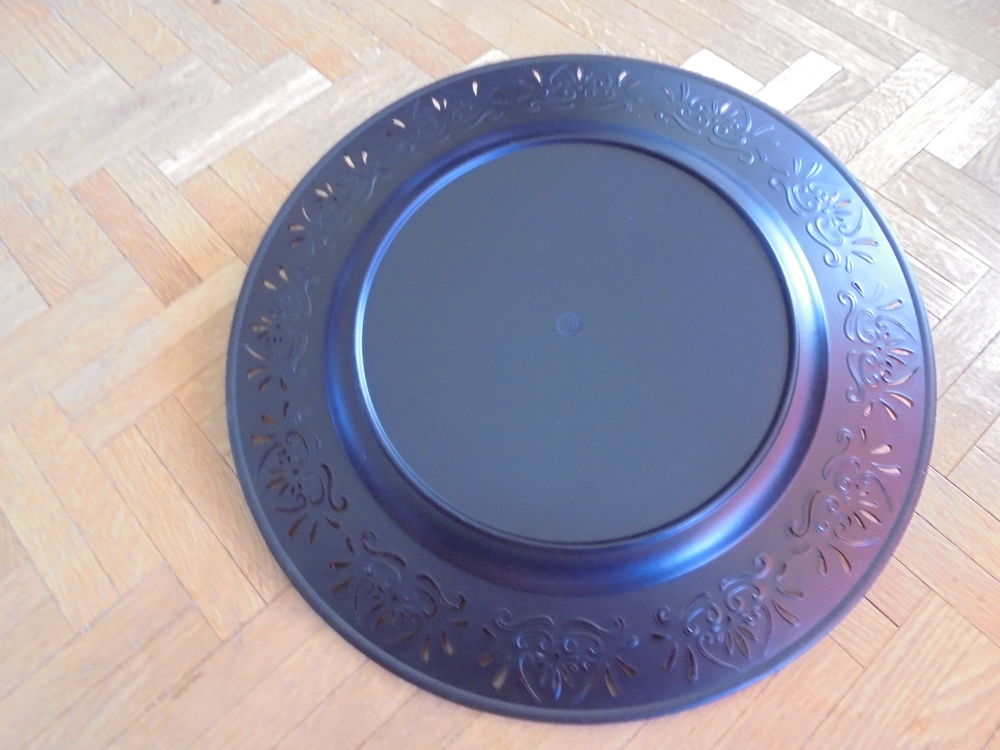 Assiette de pr&eacute;sentation dor&eacute;e ou rouge Cuisine