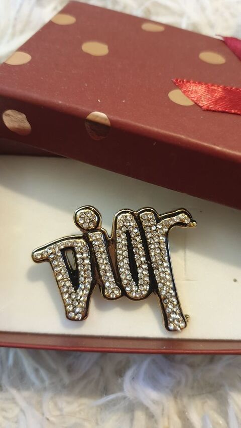 Broche dore avec strass, lettres
20 Mulhouse (68)