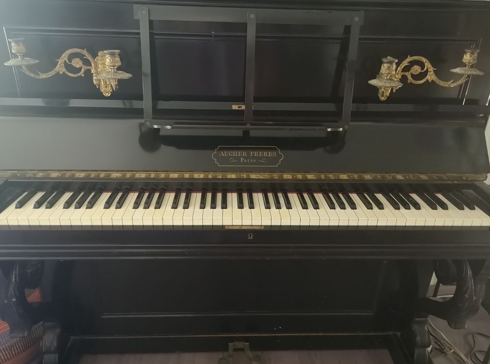 piano droit noir Instruments de musique