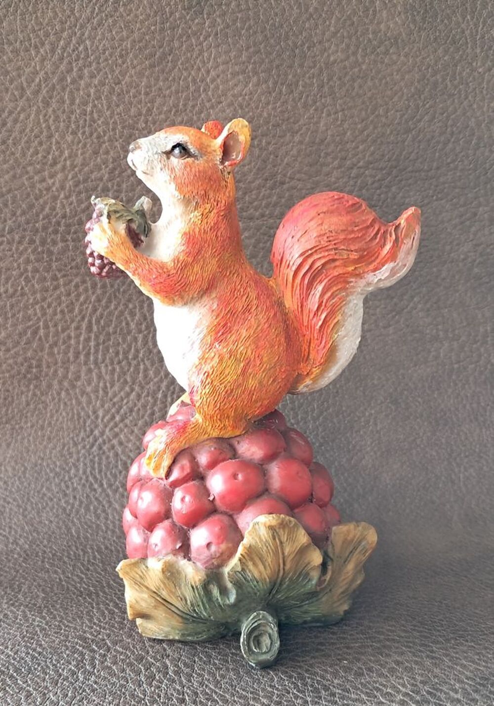  &eacute;cureuil en r&eacute;sine sur une m&ucirc;re g&eacute;ante 
figurine Décoration