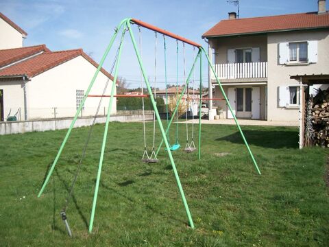 Portique mtal trois balancoires 70 Lantriac (43)
