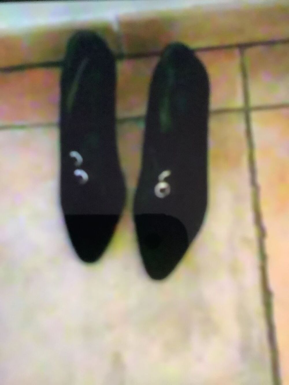 Un lot d'escarpins tout en cuir noir et l' autre en daim Chaussures