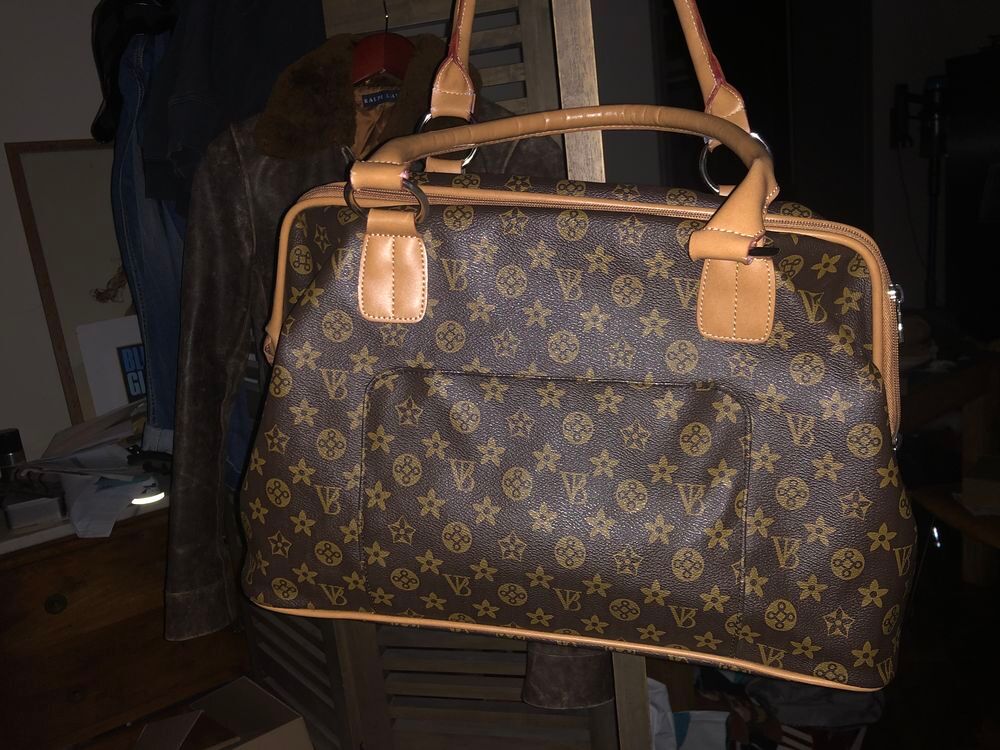 Sac &agrave; main sans marque , tr&egrave;s &eacute;l&eacute;gant pour voyager . Maroquinerie