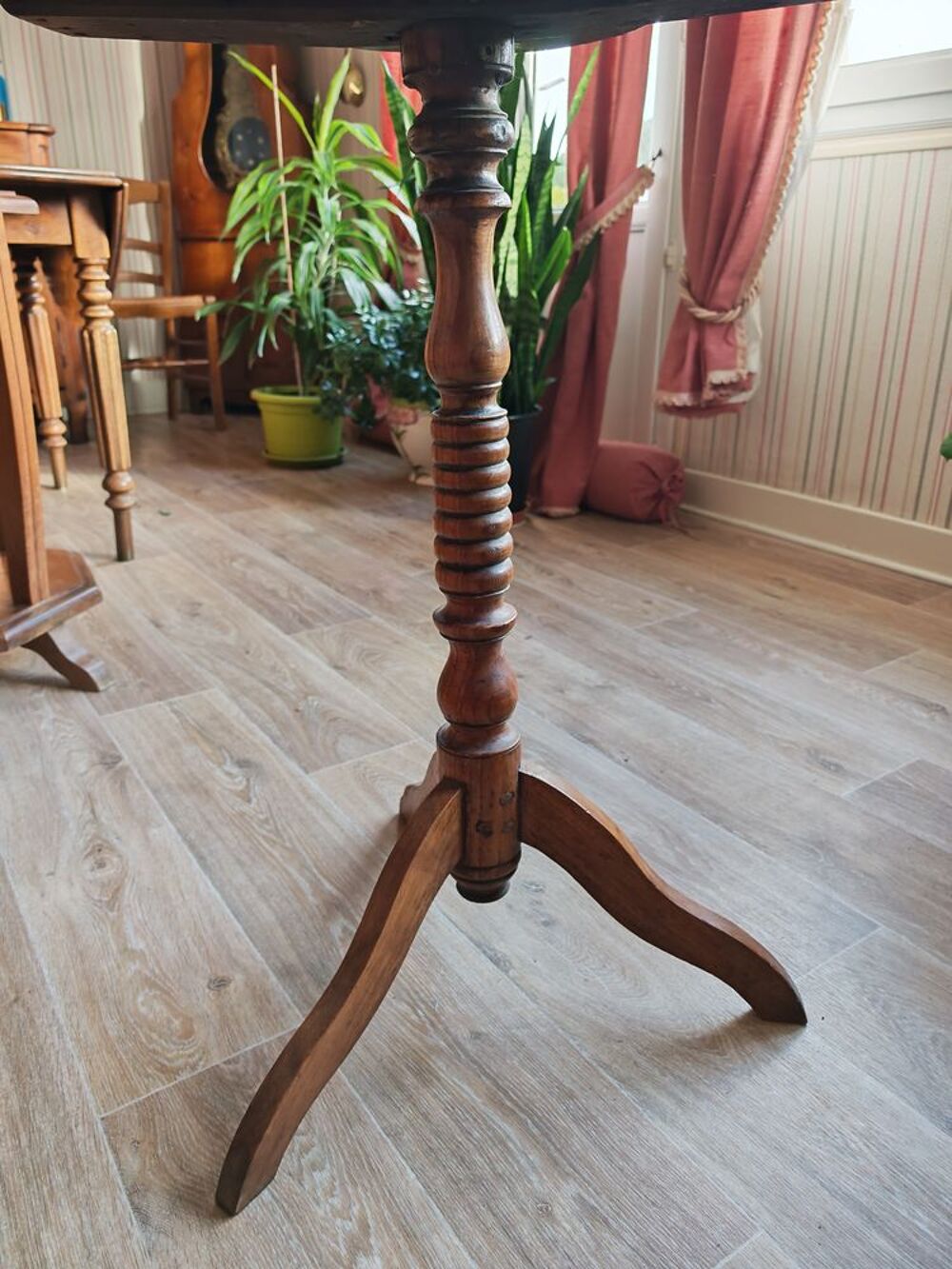 Tr&egrave;s belle et ancienne sellette en bois massif Meubles