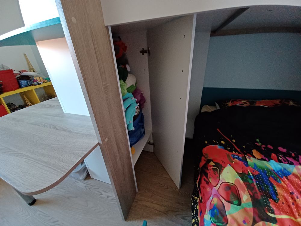 Bloc 2 Lits superpos&eacute;s avec 2 bureaux, penderie, &eacute;tag&egrave;res Mobilier enfants