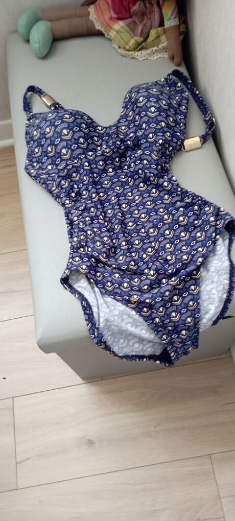 Jolis maillots de bain en très bon état dont un neuf . 40 Saint-Martin-au-Laërt (62)