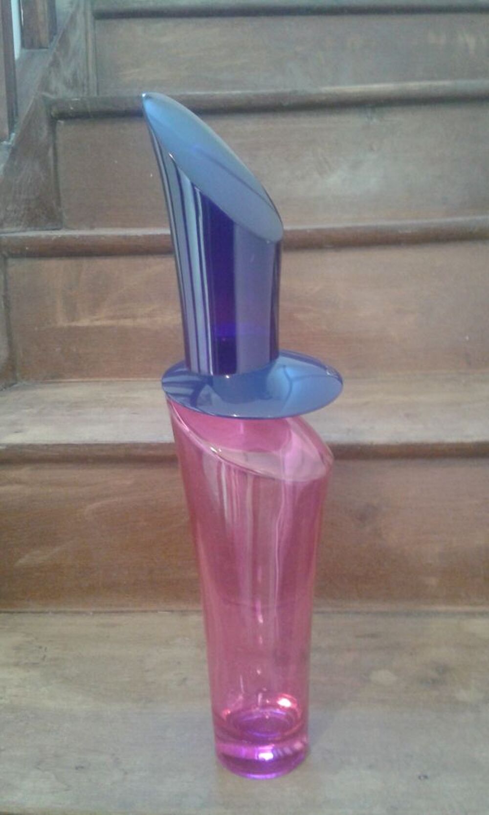 Flacon de d&eacute;monstration parfum Rose Cardin. Hauteur 46 cm 