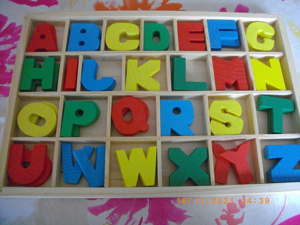 2 PLATEAUX AVEC LETTRES POUR ENFANT (DIX EUROS LE PLATEAU) Jeux / jouets