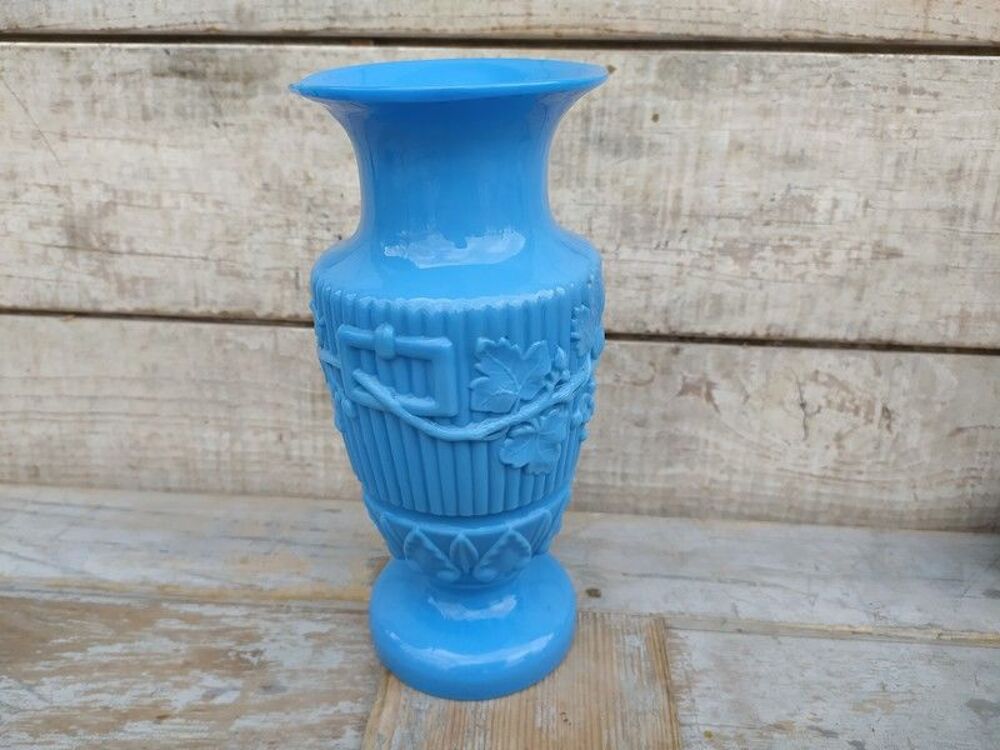 Ancien Vase Opaline Bleue Saint Louis D&eacute;cor Vigne 
Décoration