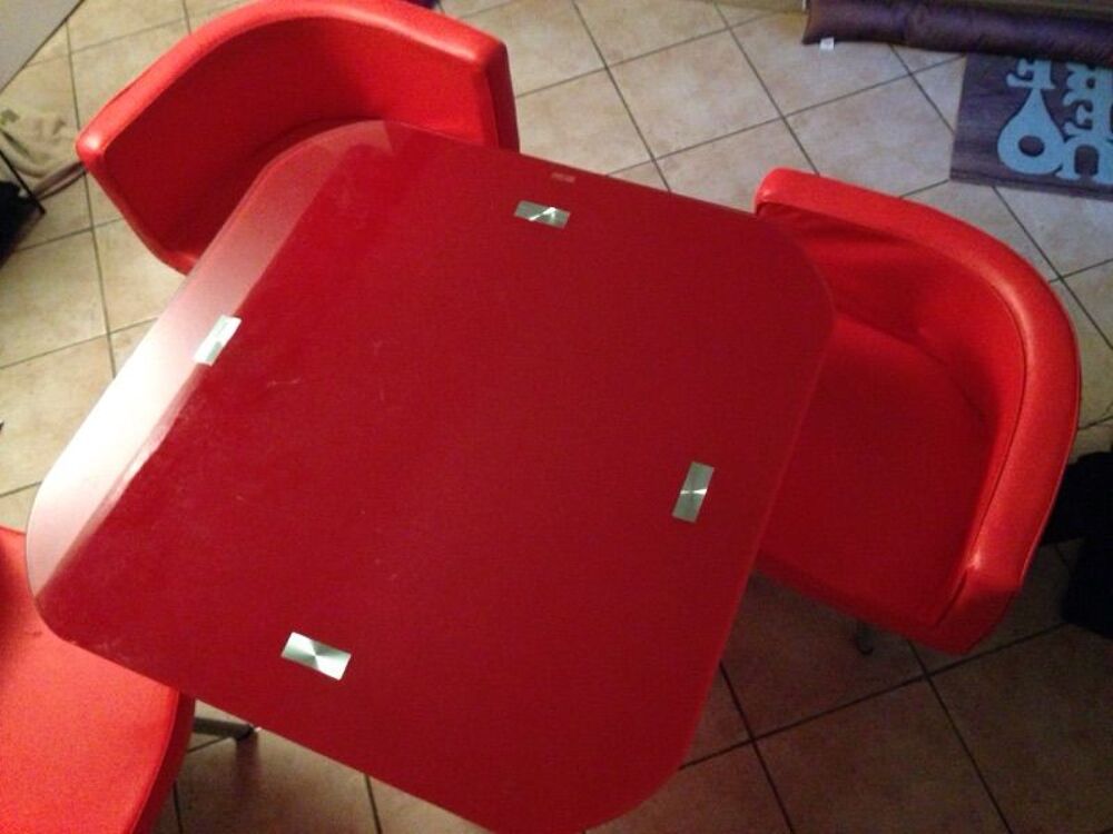 Table verre tremp&eacute; et m&eacute;tal, rouge, avec ses 4 chaises Meubles